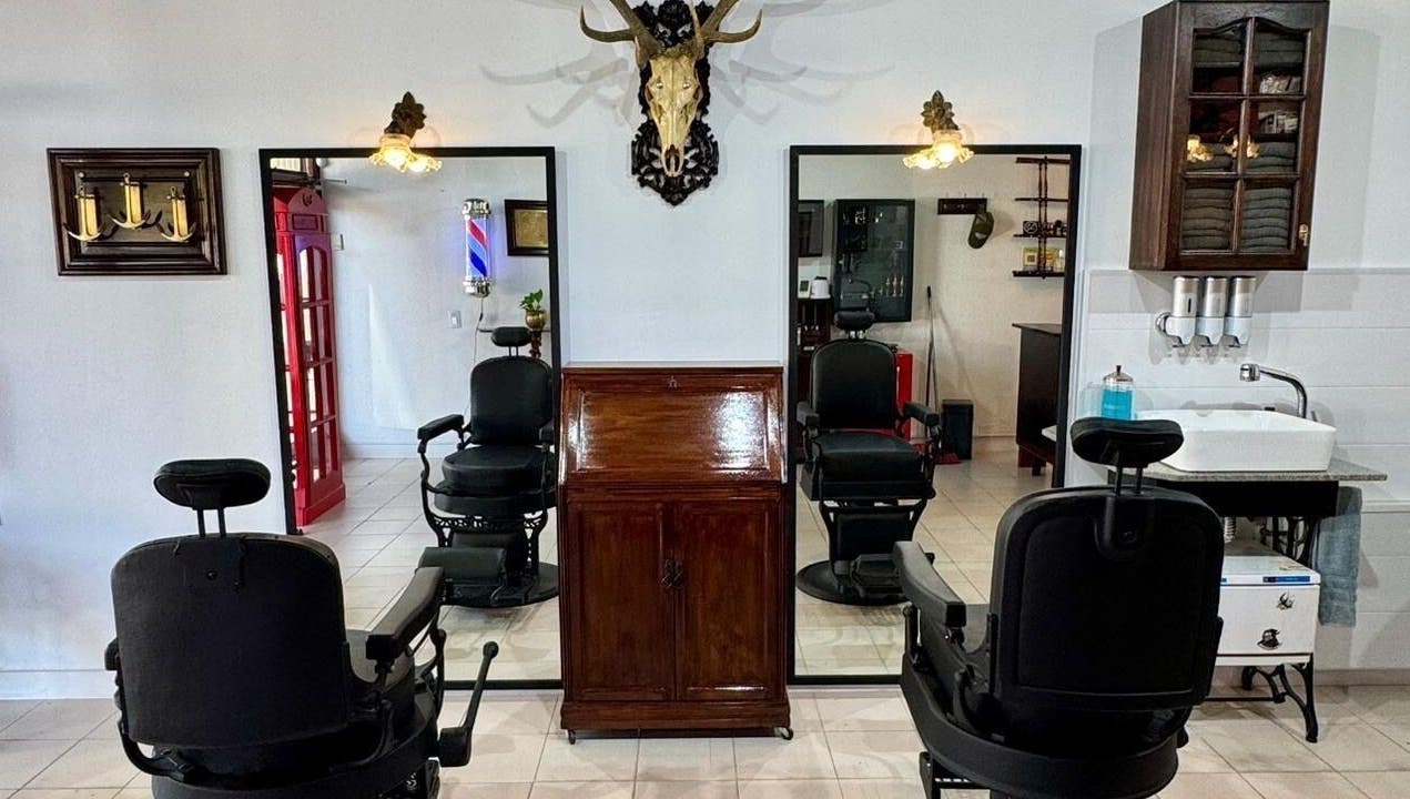 Salón de belleza Cardenal en Mar Del Plata, Provincia De Buenos Aires, con sillas clásicas y decoración elegante.