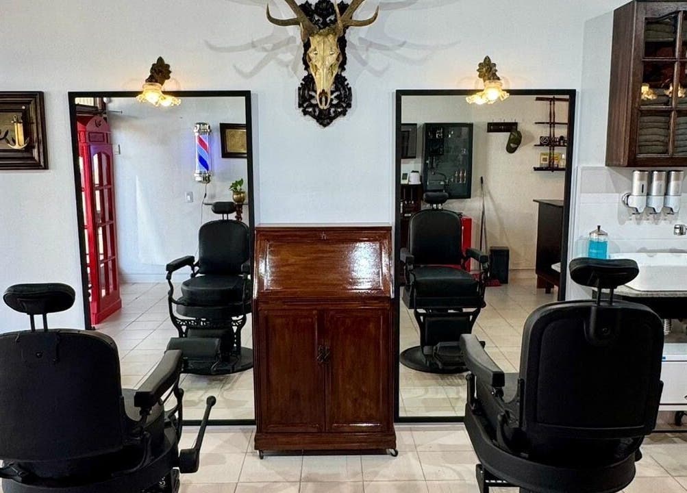 Salón de belleza Cardenal en Mar Del Plata, Provincia De Buenos Aires, con sillas clásicas y decoración elegante.