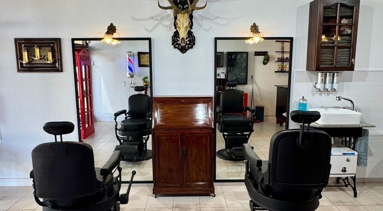 Salón de belleza Cardenal en Mar Del Plata, Provincia De Buenos Aires, con sillas clásicas y decoración elegante.