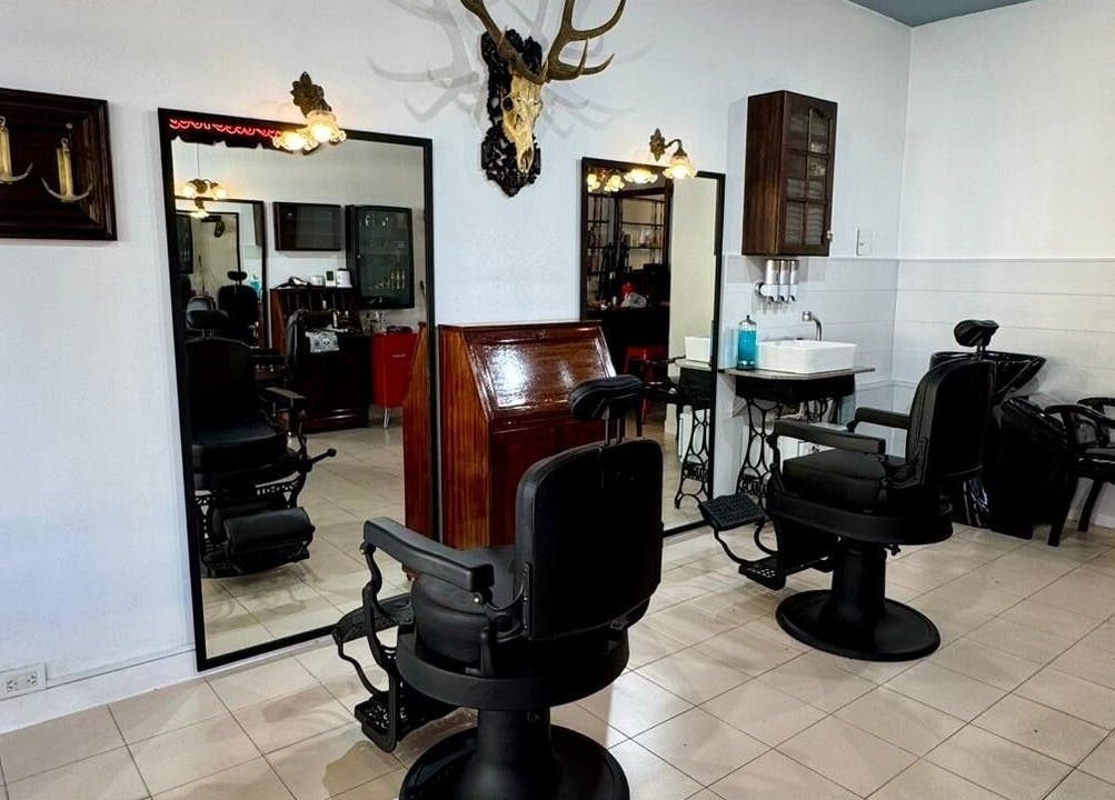 Interior moderno de Cardenal en Mar Del Plata, Provincia De Buenos Aires, AR. Espejos y sillas de peluquería.