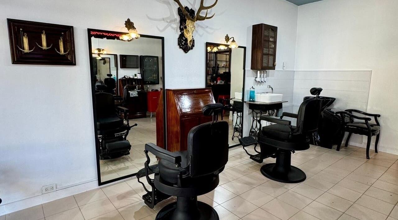 Interior moderno de Cardenal en Mar Del Plata, Provincia De Buenos Aires, AR. Espejos y sillas de peluquería.