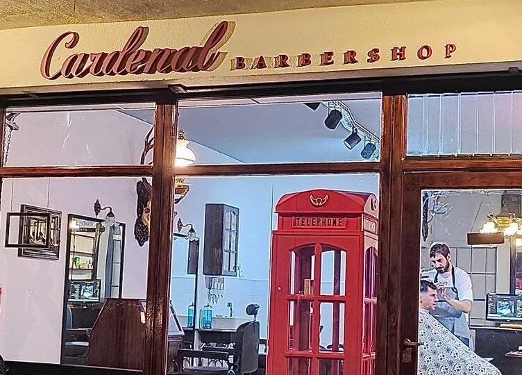 Entrada a Cardenal Barbershop, Mar Del Plata, Provincia De Buenos Aires, AR con interior visible.