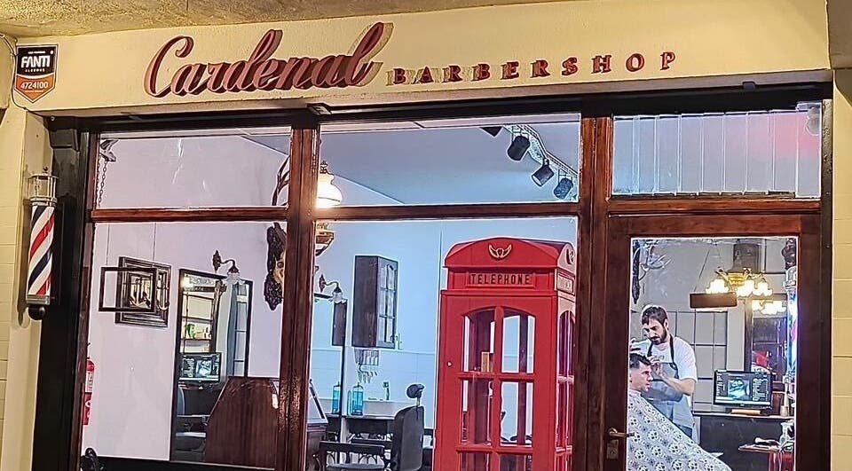Entrada a Cardenal Barbershop, Mar Del Plata, Provincia De Buenos Aires, AR con interior visible.