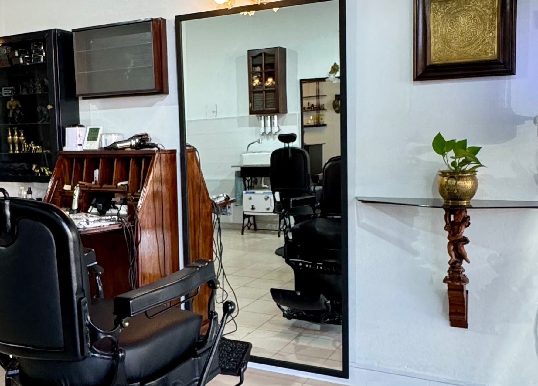 Interior de la barbería Cardenal en Mar Del Plata, Provincia De Buenos Aires, AR con un espejo grande y silla clásica.