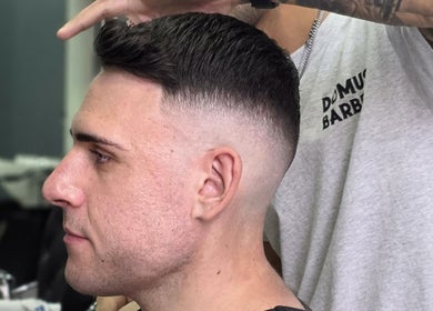 Professionista che rifinisce un taglio sfumato da Domus Barber Gregorio VII a Roma, Lazio, IT.