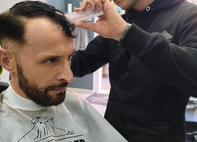 Cliente riceve taglio capelli a Domus Barber Gregorio VII, Roma, Lazio, IT.
