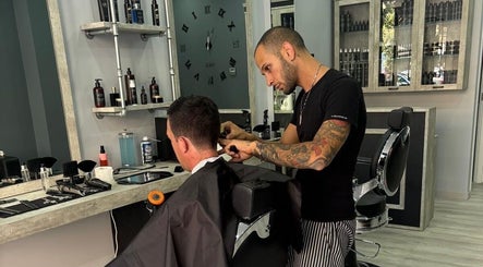 Barbiere al lavoro presso Domus Barber Gregorio VII, Roma, Lazio, IT, in un ambiente moderno.