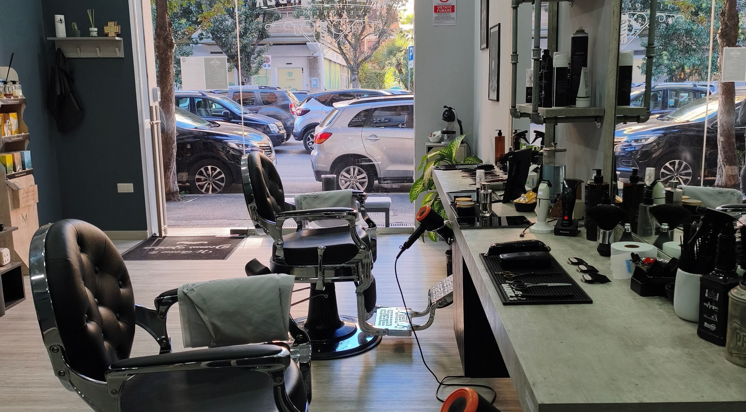 Interno moderno di Domus Barber Gregorio VII a Roma, Lazio, IT con sedie eleganti e attrezzature da barbiere.
