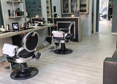 Interno elegante di Domus Barber Gregorio VII a Roma, Lazio, IT con sedie moderne e attrezzature curate.