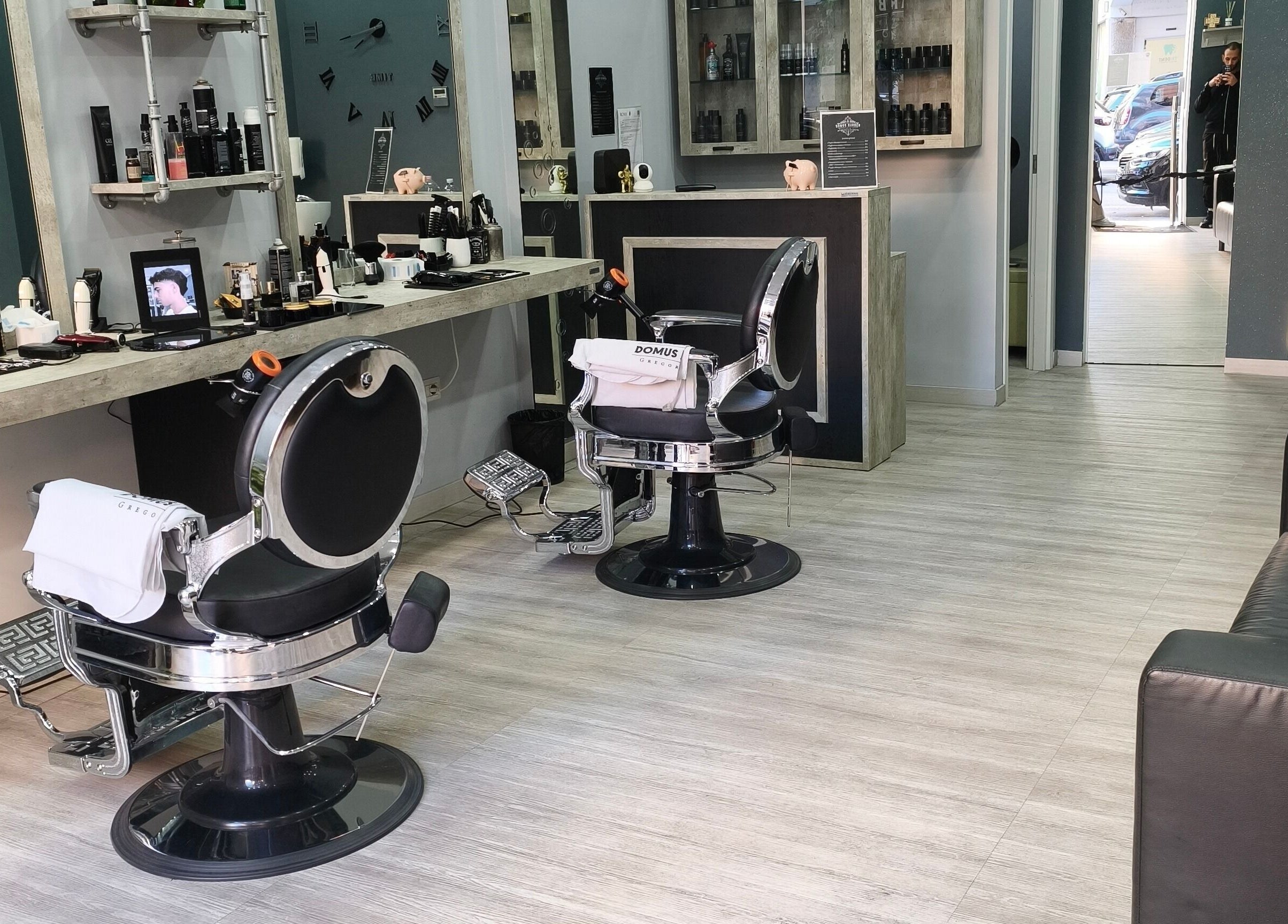 Interno elegante di Domus Barber Gregorio VII a Roma, Lazio, IT con sedie moderne e attrezzature curate.