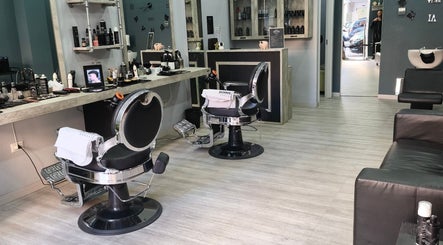 Interno elegante di Domus Barber Gregorio VII a Roma, Lazio, IT con sedie moderne e attrezzature curate.