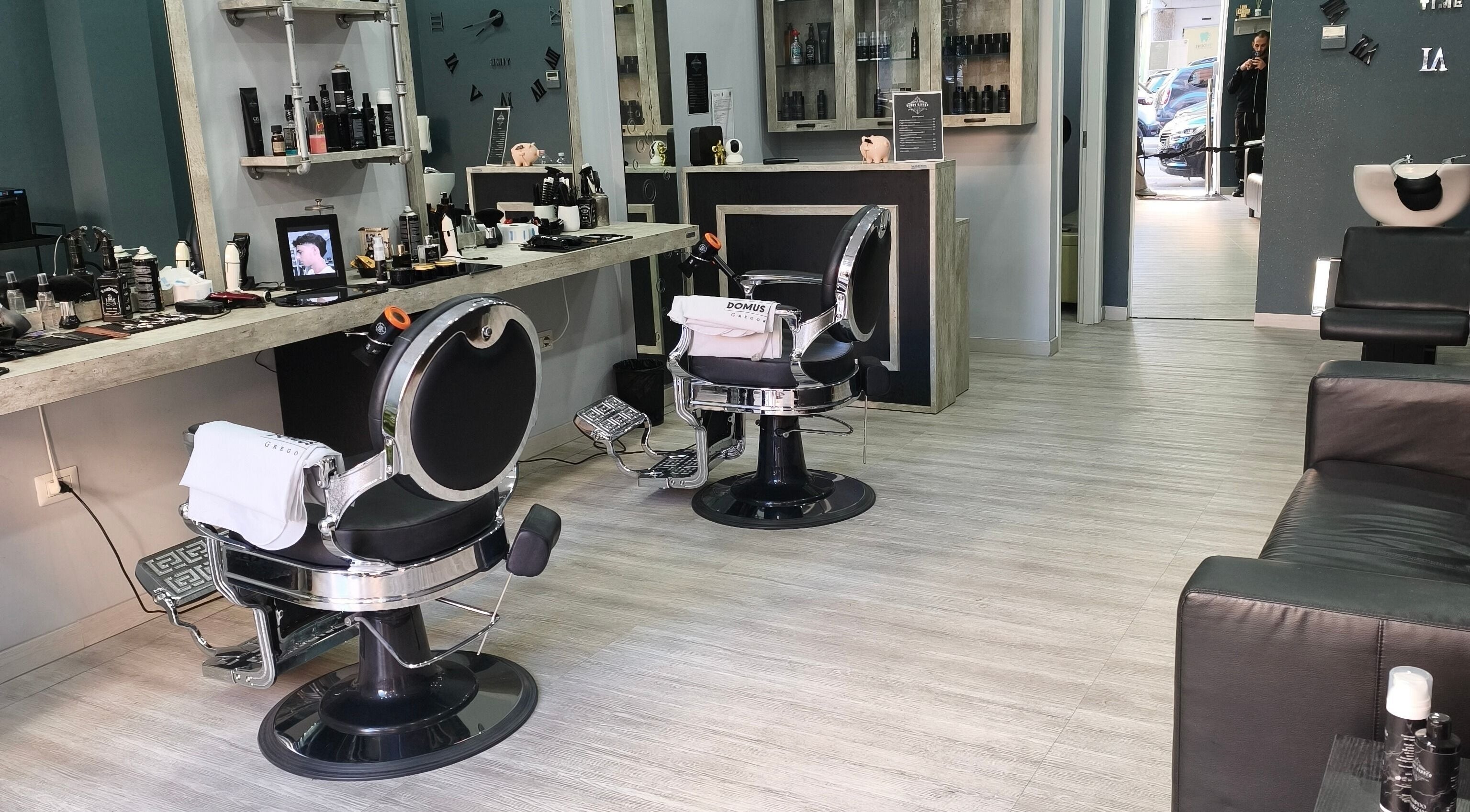 Interno elegante di Domus Barber Gregorio VII a Roma, Lazio, IT con sedie moderne e attrezzature curate.