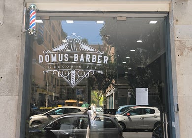 Facciata di Domus Barber Gregorio VII a Roma, Lazio, IT con grande logo sulla vetrina.