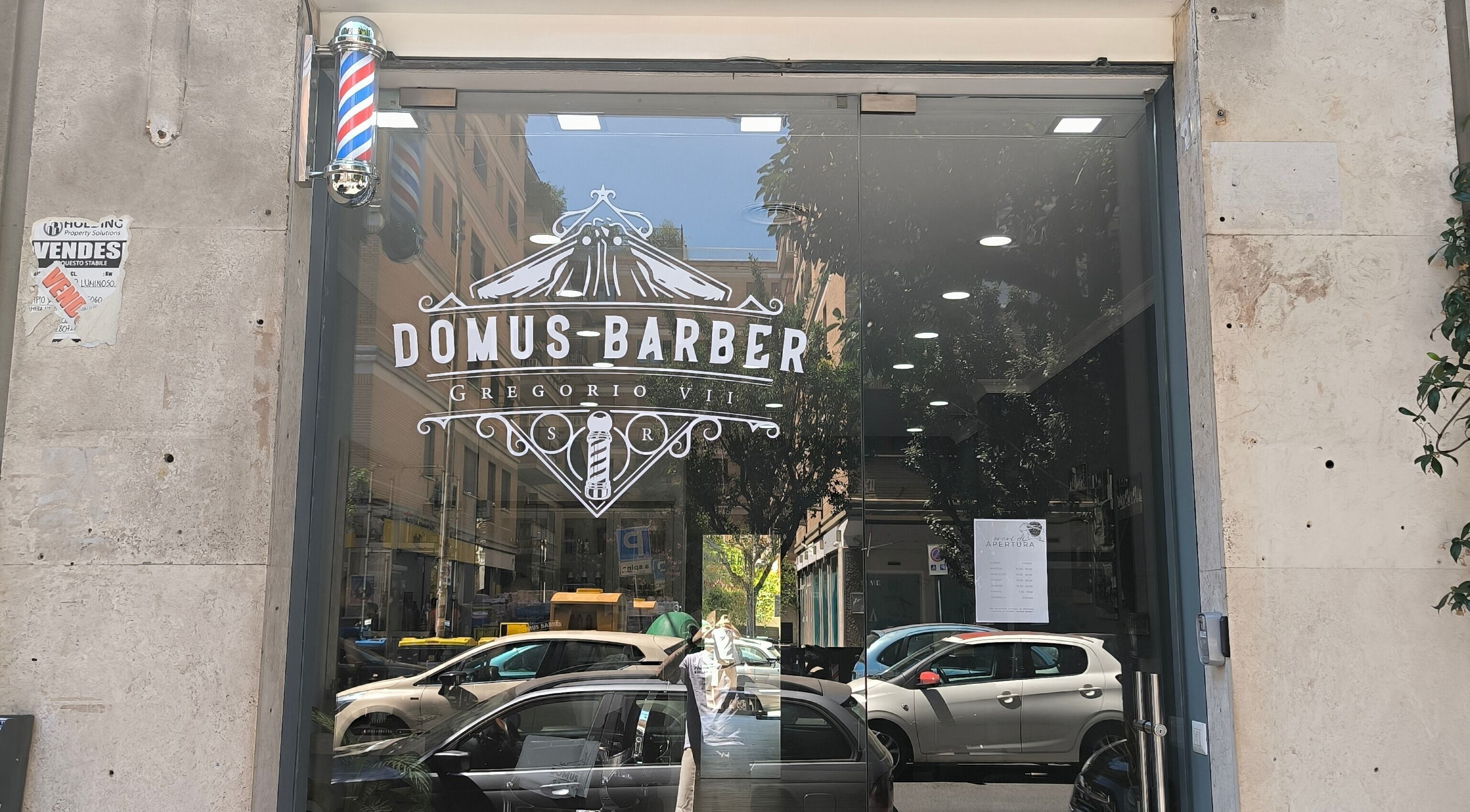 Facciata di Domus Barber Gregorio VII a Roma, Lazio, IT con grande logo sulla vetrina.