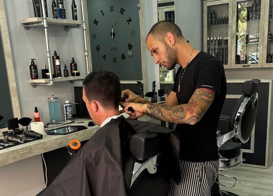 Barbiere al lavoro su cliente presso Domus Barber Gregorio VII, Roma, Lazio, IT.