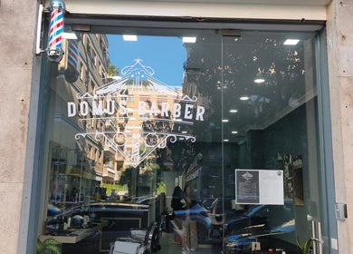 Ingresso del salone Domus Barber Gregorio VII a Roma, Lazio, IT con insegna luminosa.