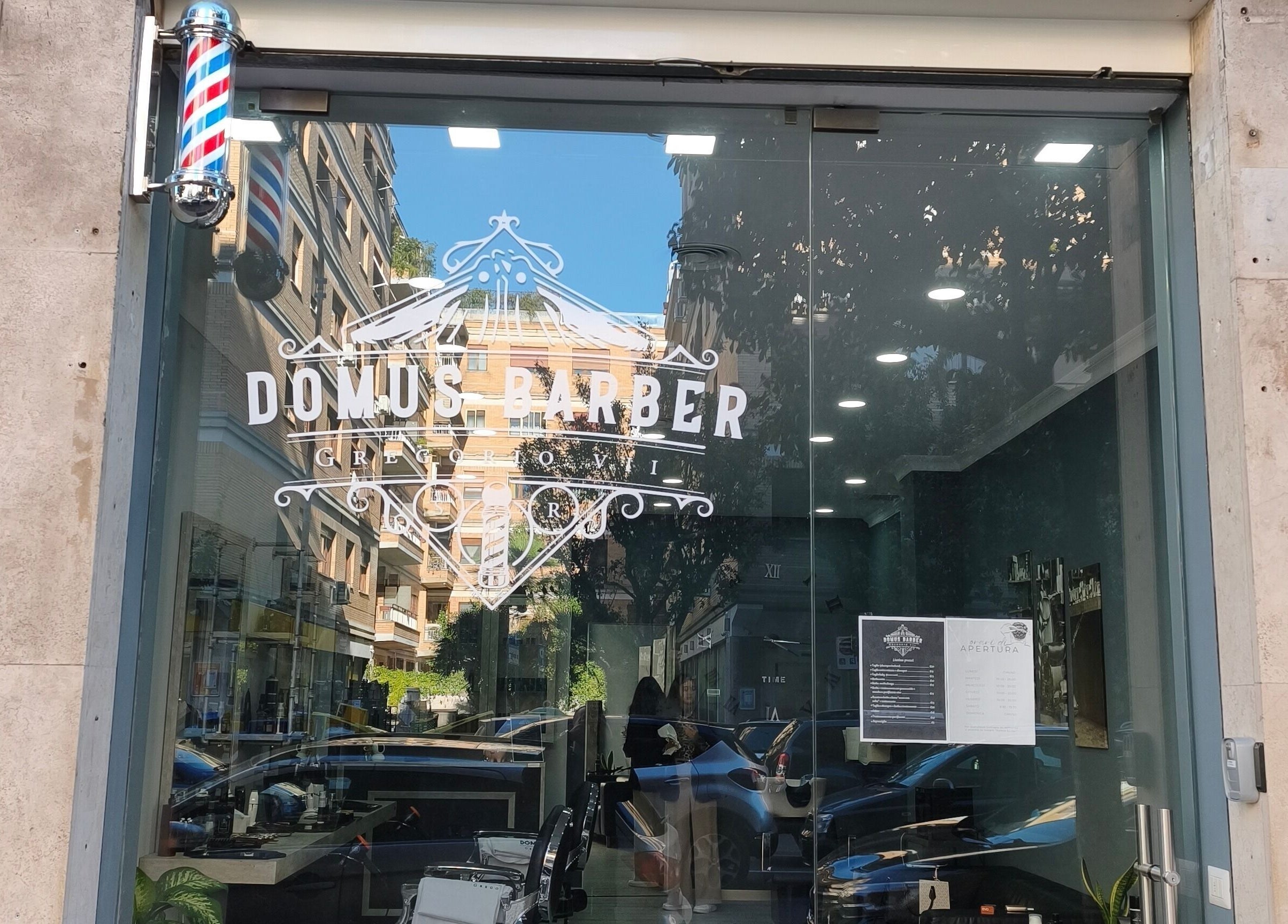 Ingresso del salone Domus Barber Gregorio VII a Roma, Lazio, IT con insegna luminosa.