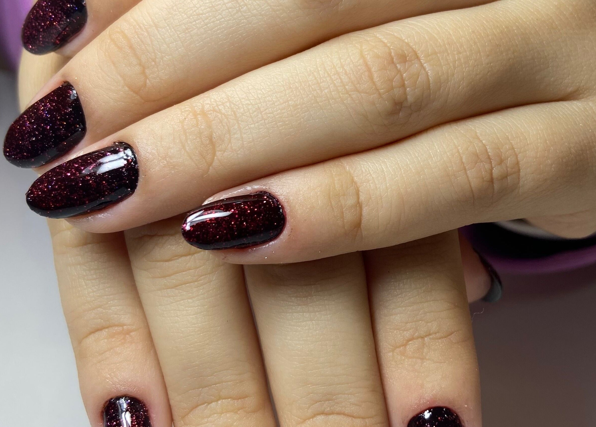 Unhas decoradas com esmalte escuro e brilhoso no Studio Carol Florez, São Paulo, São Paulo, BR.