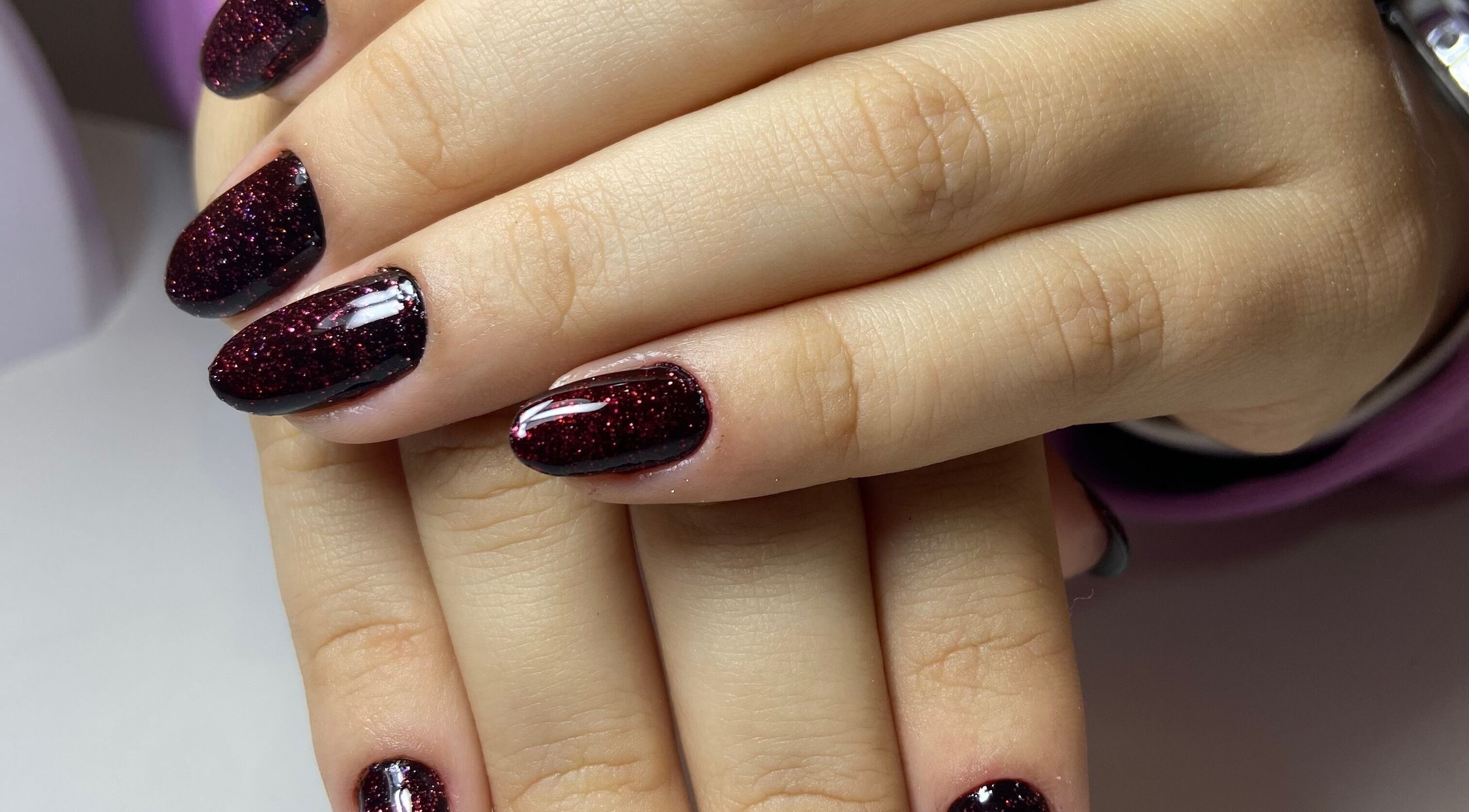 Unhas decoradas com esmalte escuro e brilhoso no Studio Carol Florez, São Paulo, São Paulo, BR.