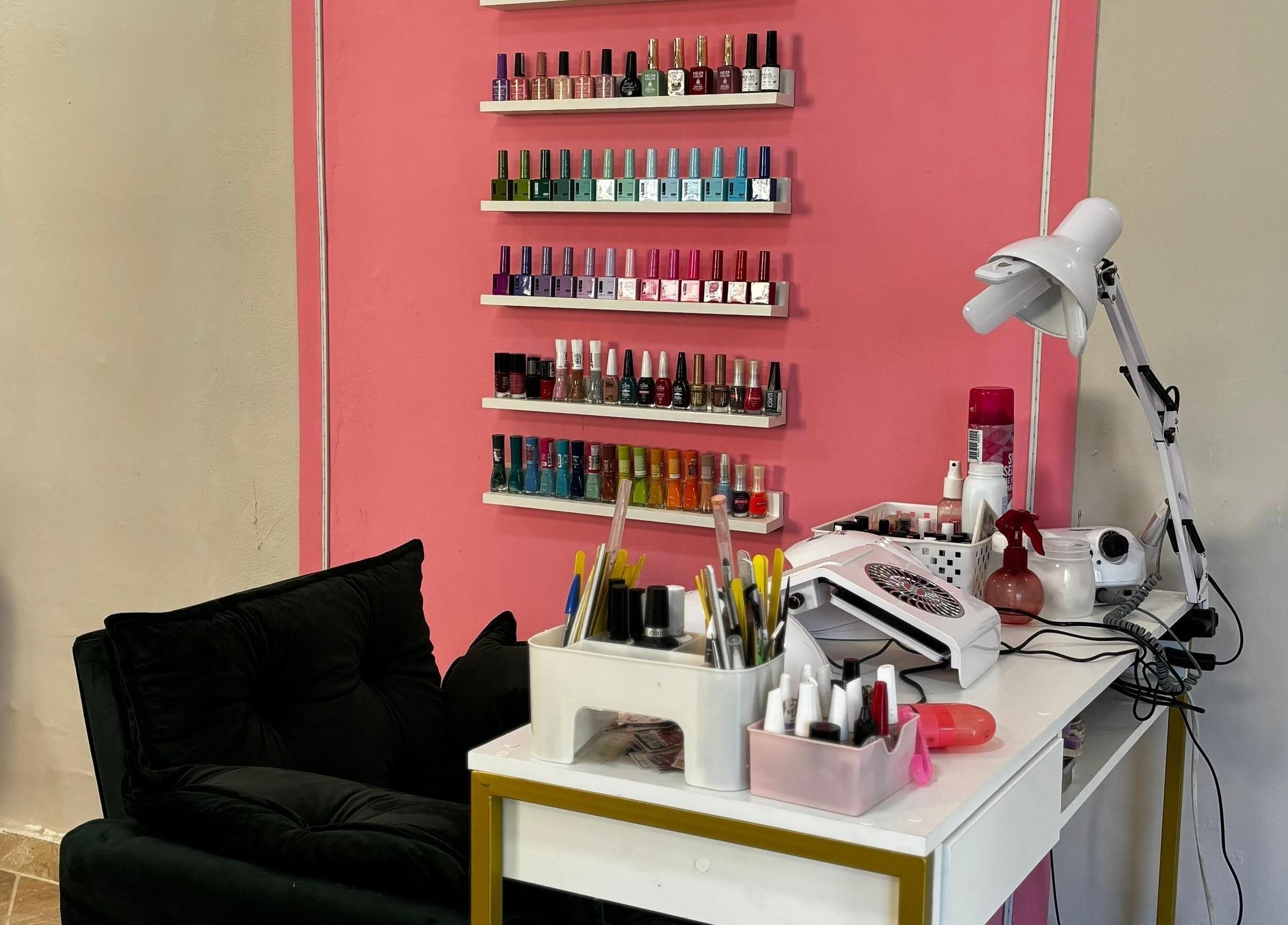 Mesa de manicure com esmaltes coloridos no Studio Carol Florez, São Paulo, São Paulo, BR.