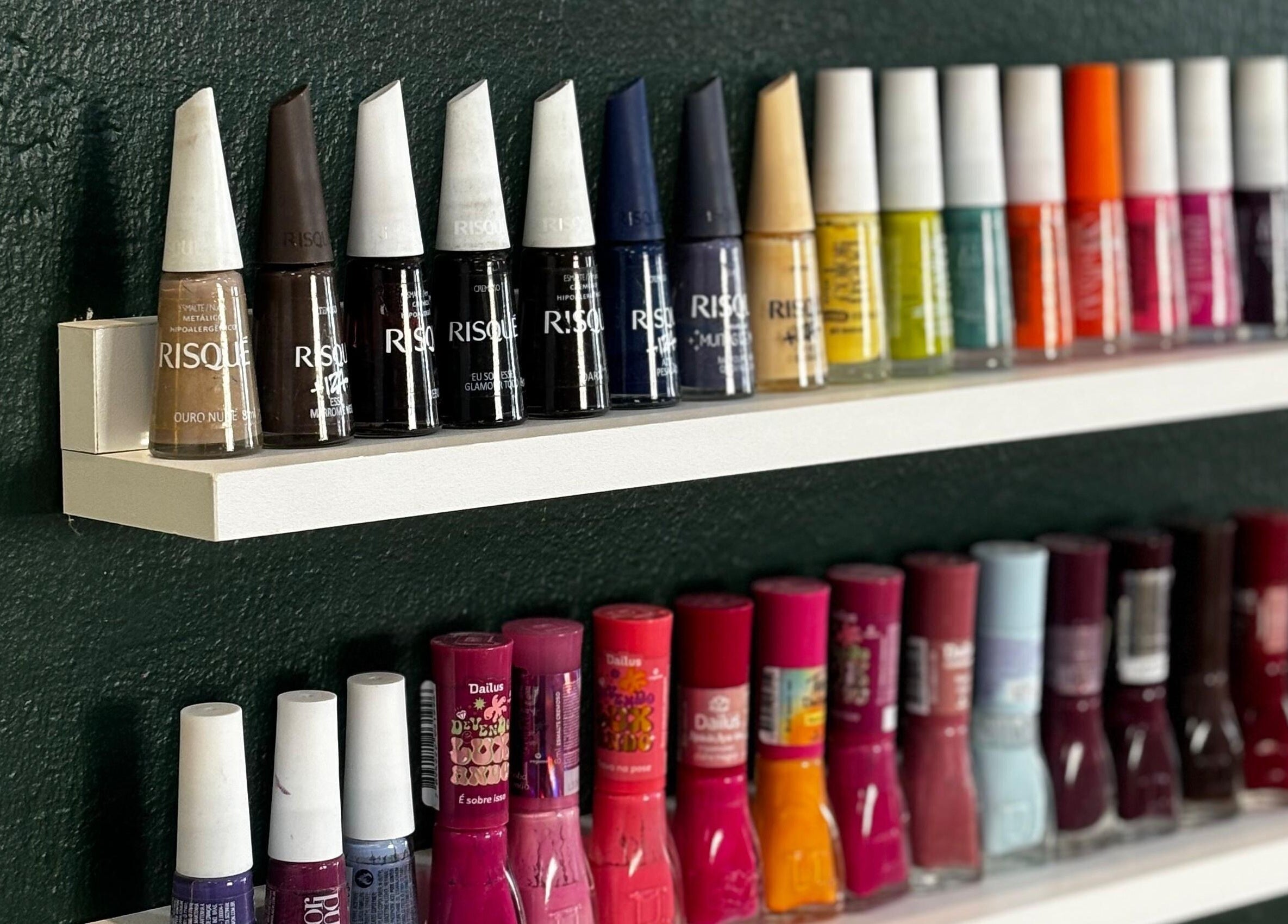 Diversos esmaltes em exibição na parede do Studio Carol Florez, São Paulo, São Paulo, BR.