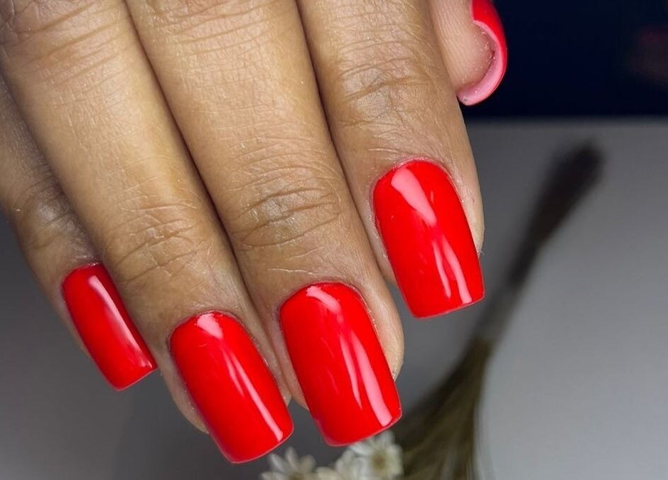 Unhas vermelhas impecáveis no Studio Carol Florez em São Paulo, São Paulo, BR.