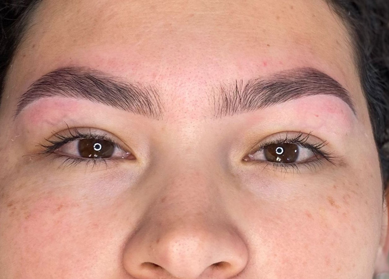 Sobrancelhas definidas em Studio Carol Florez, São Paulo, São Paulo, BR.