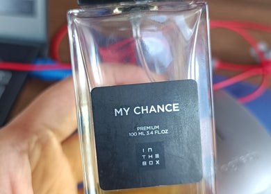 Frasco de perfume 'My Chance' segurado na mão em Nayara Make Uppi, Minas Gerais, Minas Gerais, BR.