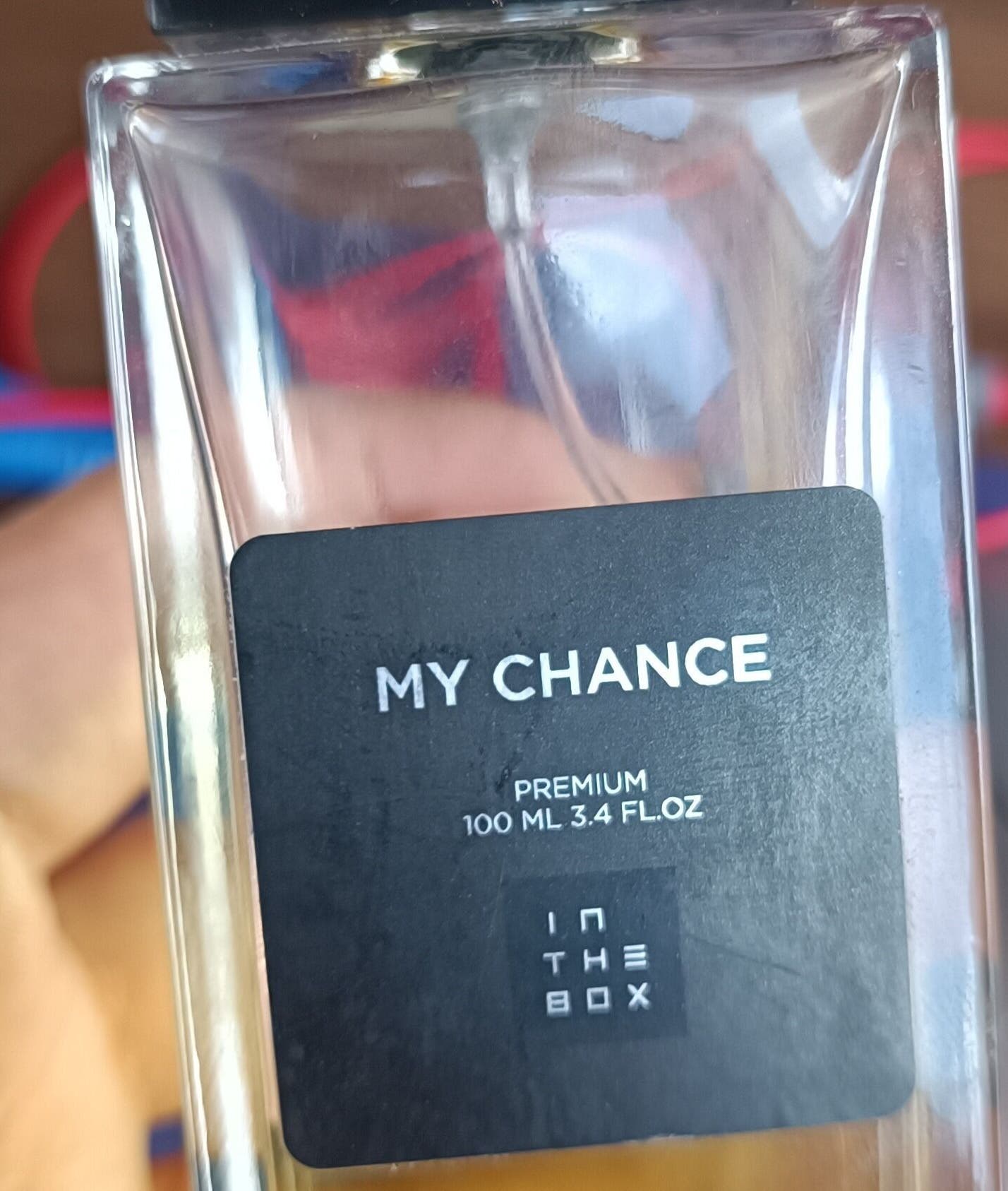 Frasco de perfume 'My Chance' segurado na mão em Nayara Make Uppi, Minas Gerais, Minas Gerais, BR.