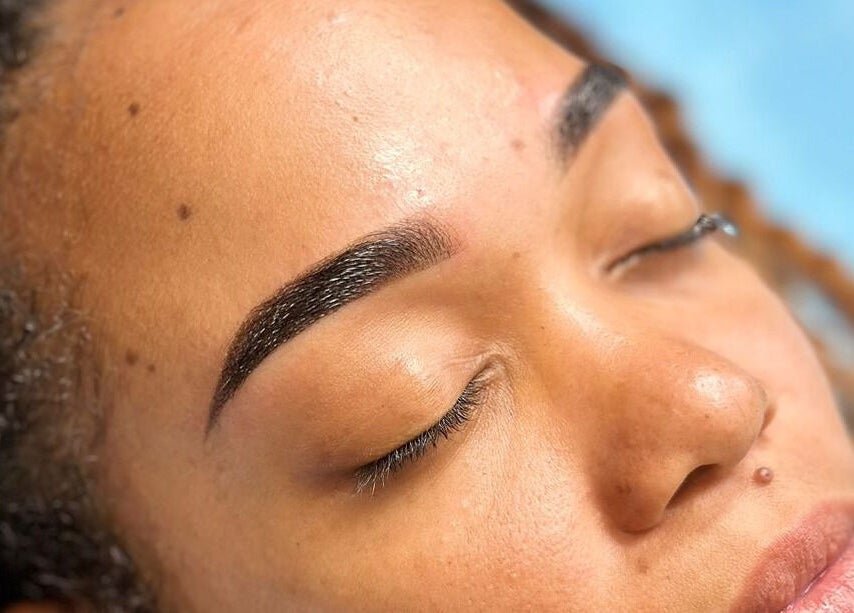 Sourcils parfaitement dessinés chez Le Lodge (Elodie.Dln), Le Robert, MQ, offrant un look naturel et élégant.