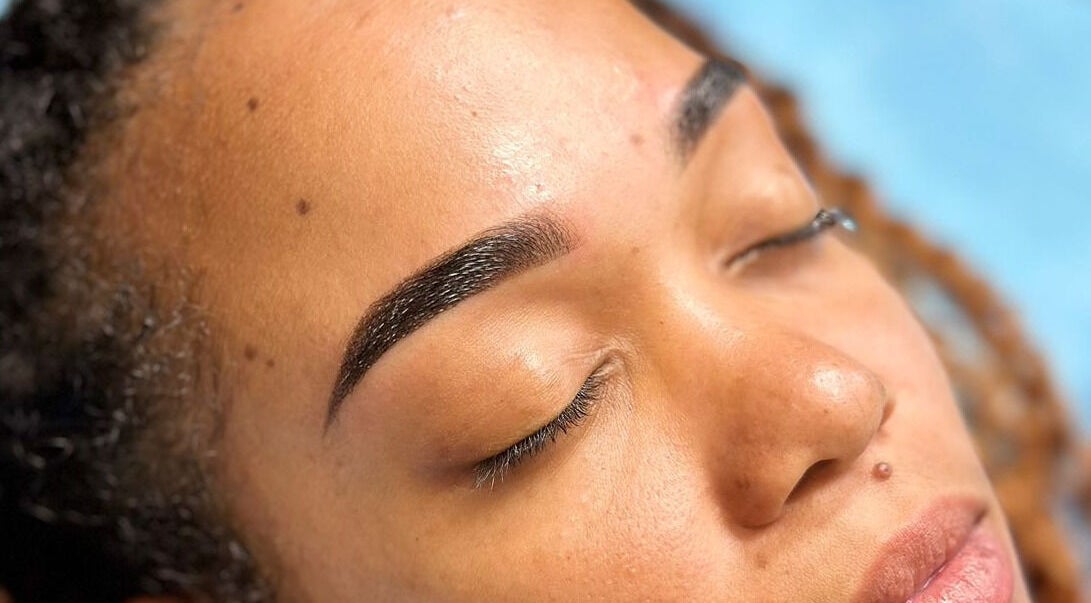 Sourcils parfaitement dessinés chez Le Lodge (Elodie.Dln), Le Robert, MQ, offrant un look naturel et élégant.