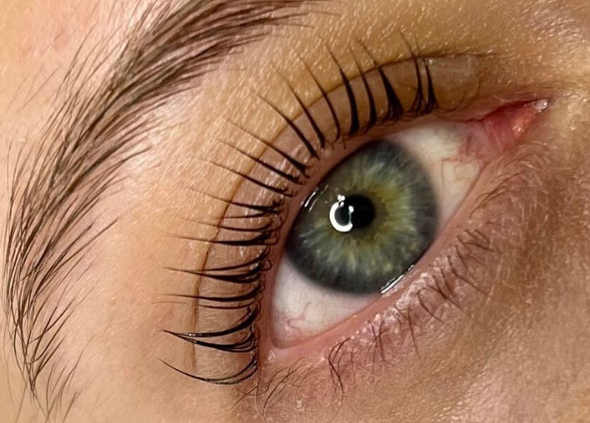 Gros plan d'œil avec cils recourbés chez Le Lodge (Elodie.Dln), Le Robert, MQ.