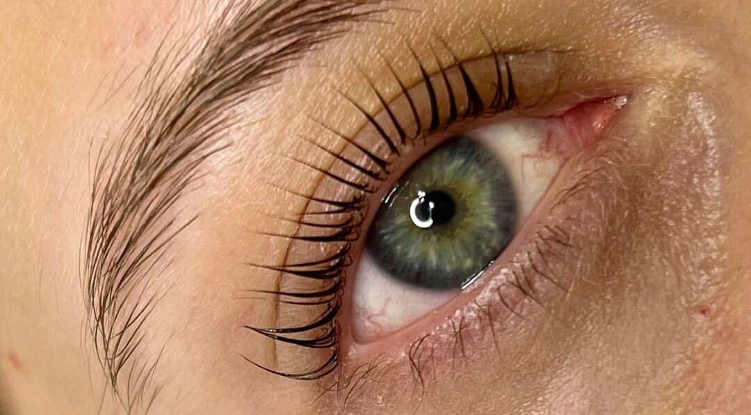 Gros plan d'œil avec cils recourbés chez Le Lodge (Elodie.Dln), Le Robert, MQ.