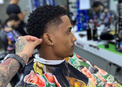 Cliente recibiendo corte moderno en Cirujano VIP, Santo Domingo, Distrito Nacional, DO.