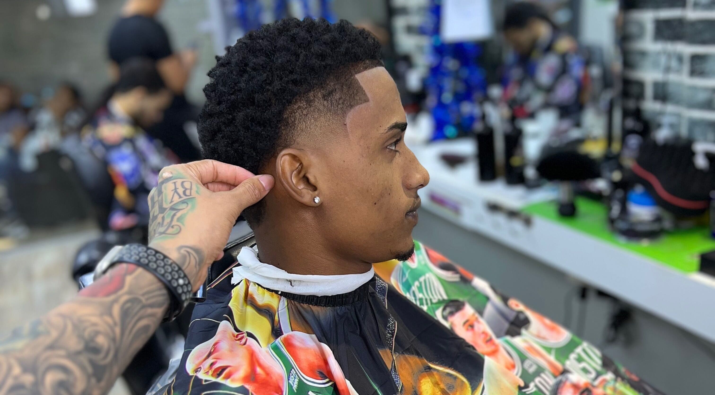 Cliente recibiendo corte moderno en Cirujano VIP, Santo Domingo, Distrito Nacional, DO.