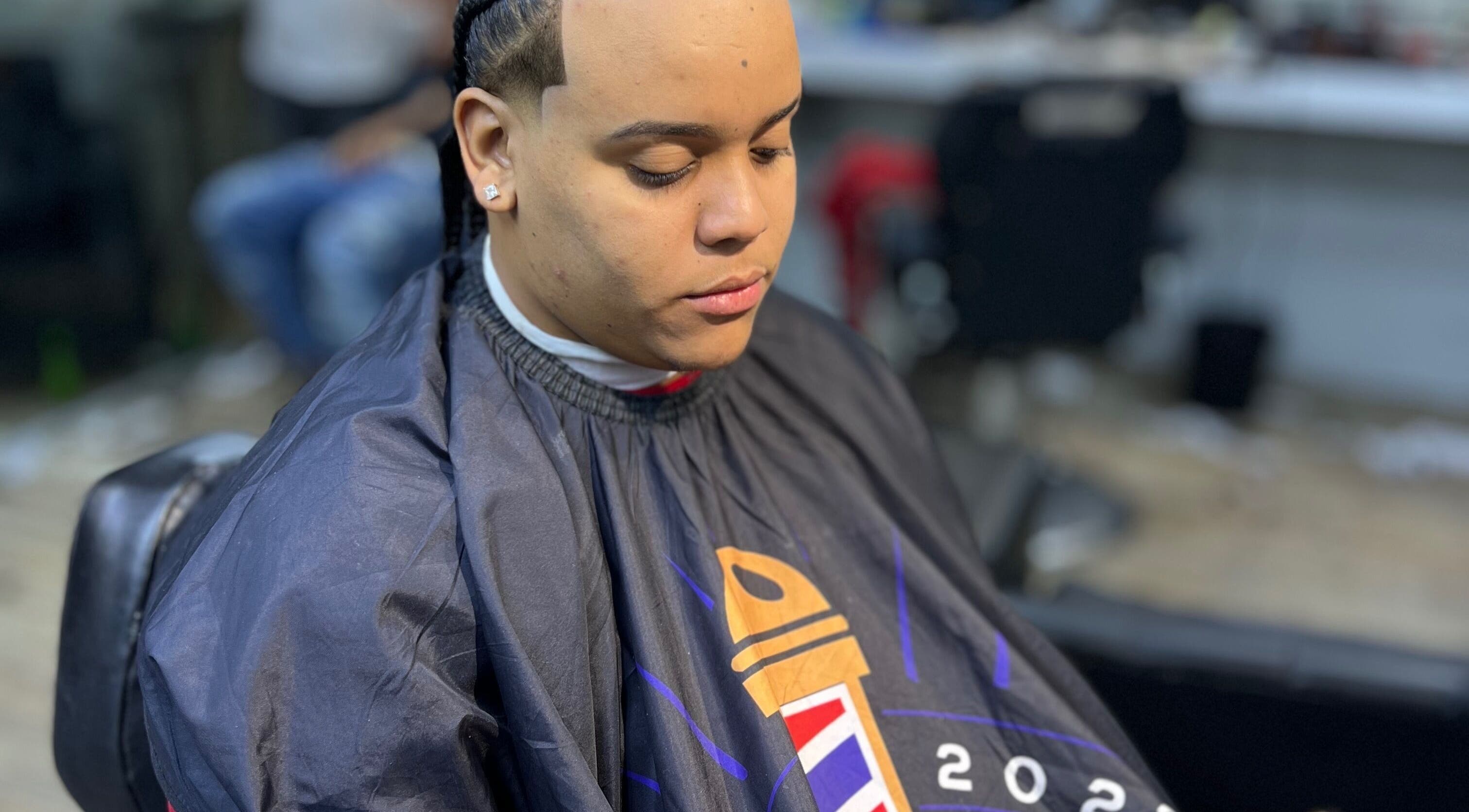 Hombre con corte moderno en Cirujano Barber’Shop, Santo Domingo, Distrito Nacional, DO.