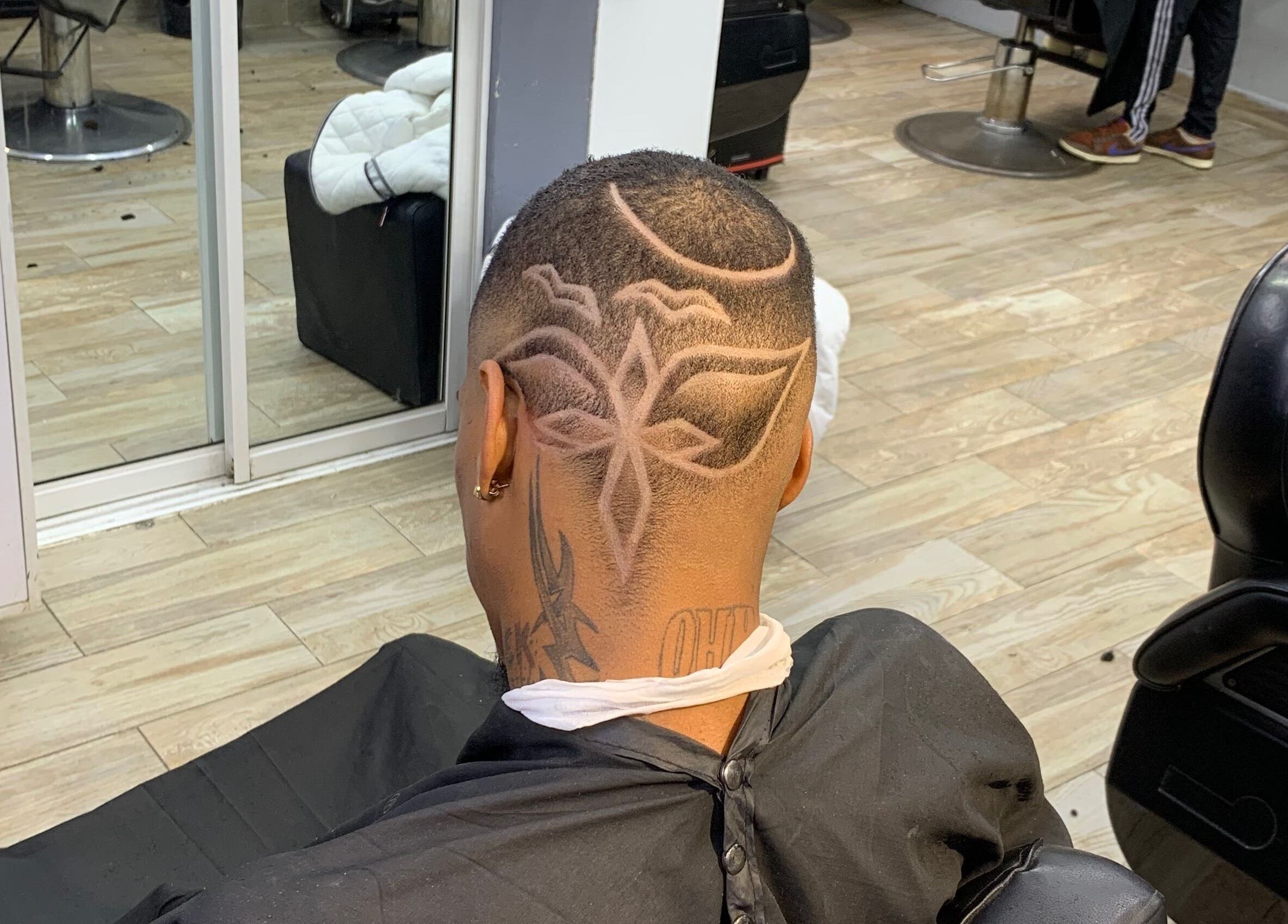 Diseño creativo de corte en Cirujano Barber'Shop, Santo Domingo, Distrito Nacional, DO.