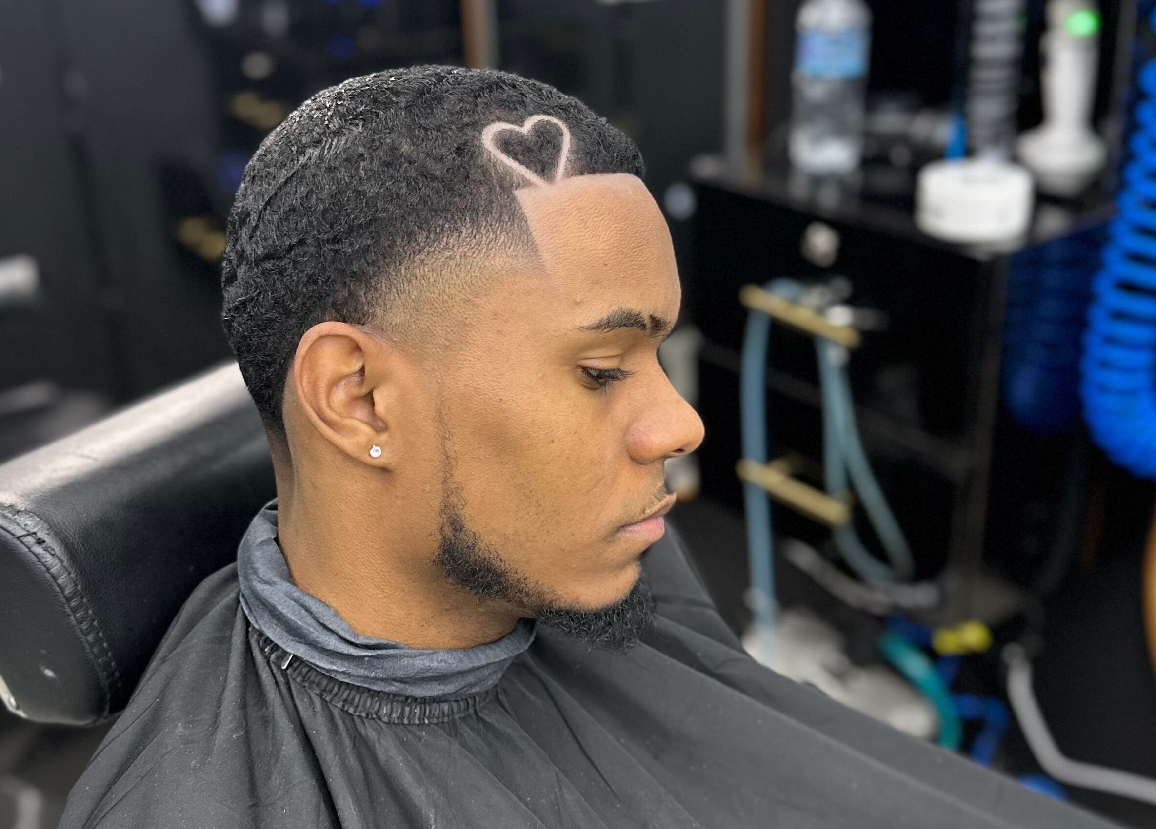 Corte moderno con diseño de corazón en Cirujano Barber’Shop, Santo Domingo, Distrito Nacional, DO.