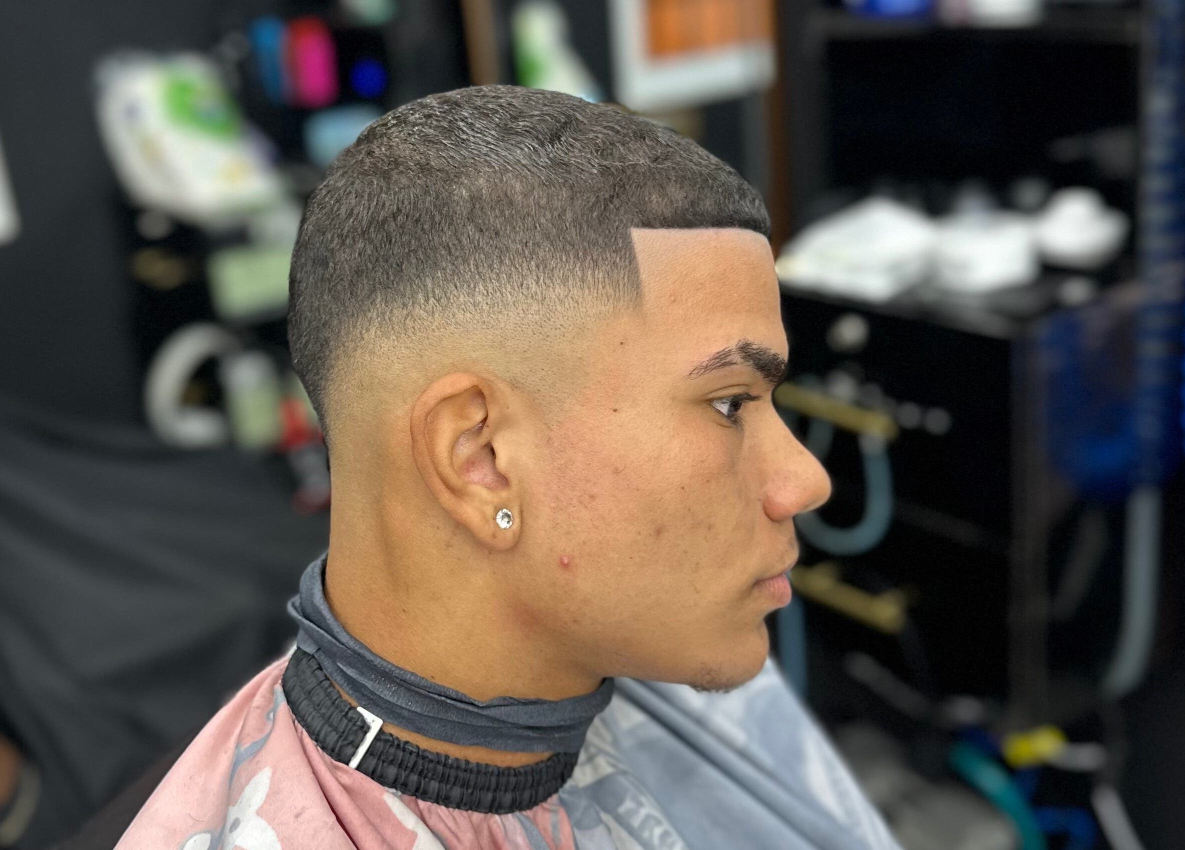 Corte de cabello moderno en Cirujano Barber’Shop, Santo Domingo, Distrito Nacional, DO.