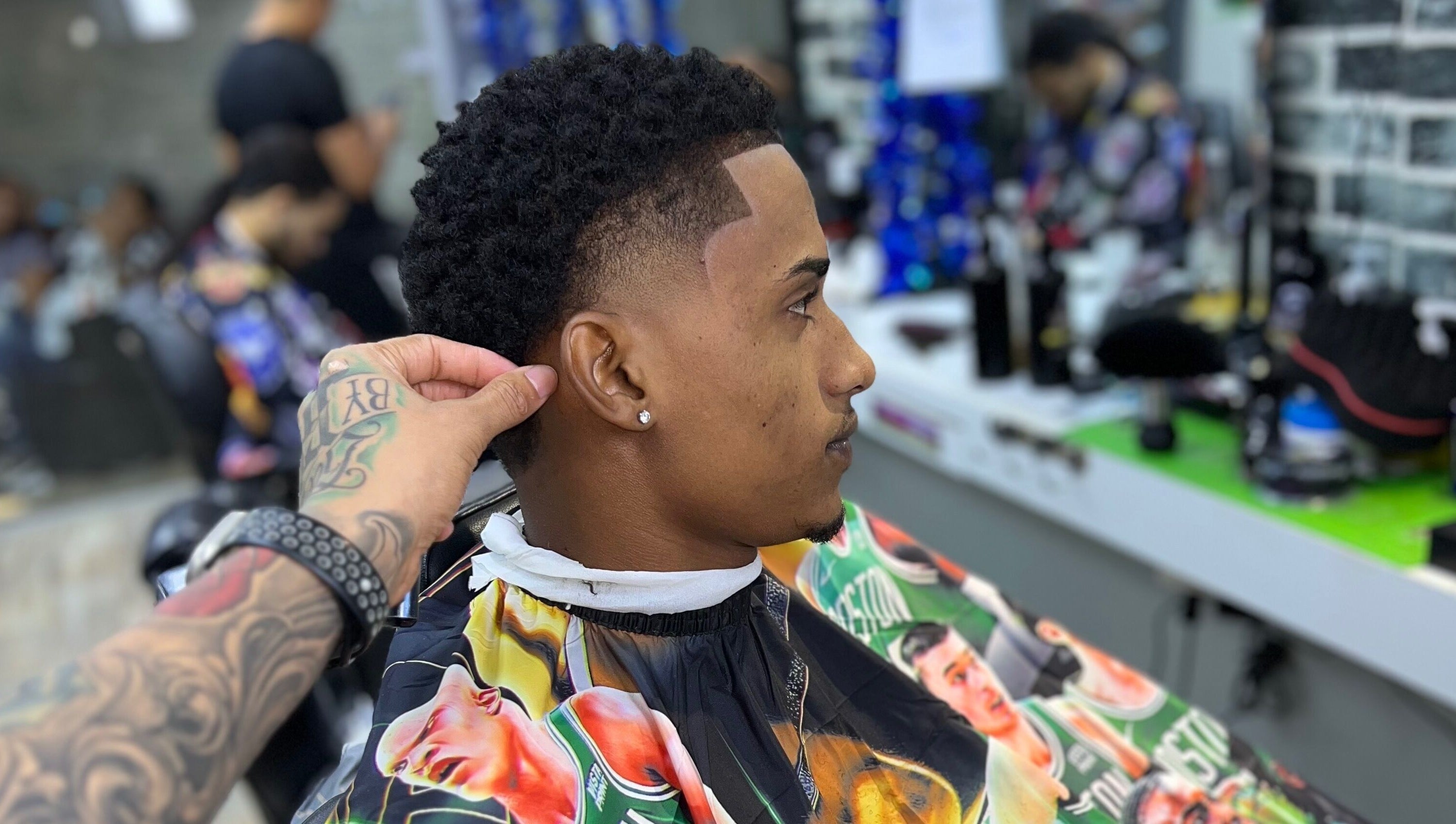 Hombre recibiendo corte preciso en Cirujano Barber’Shop, Santo Domingo, Distrito Nacional, DO.