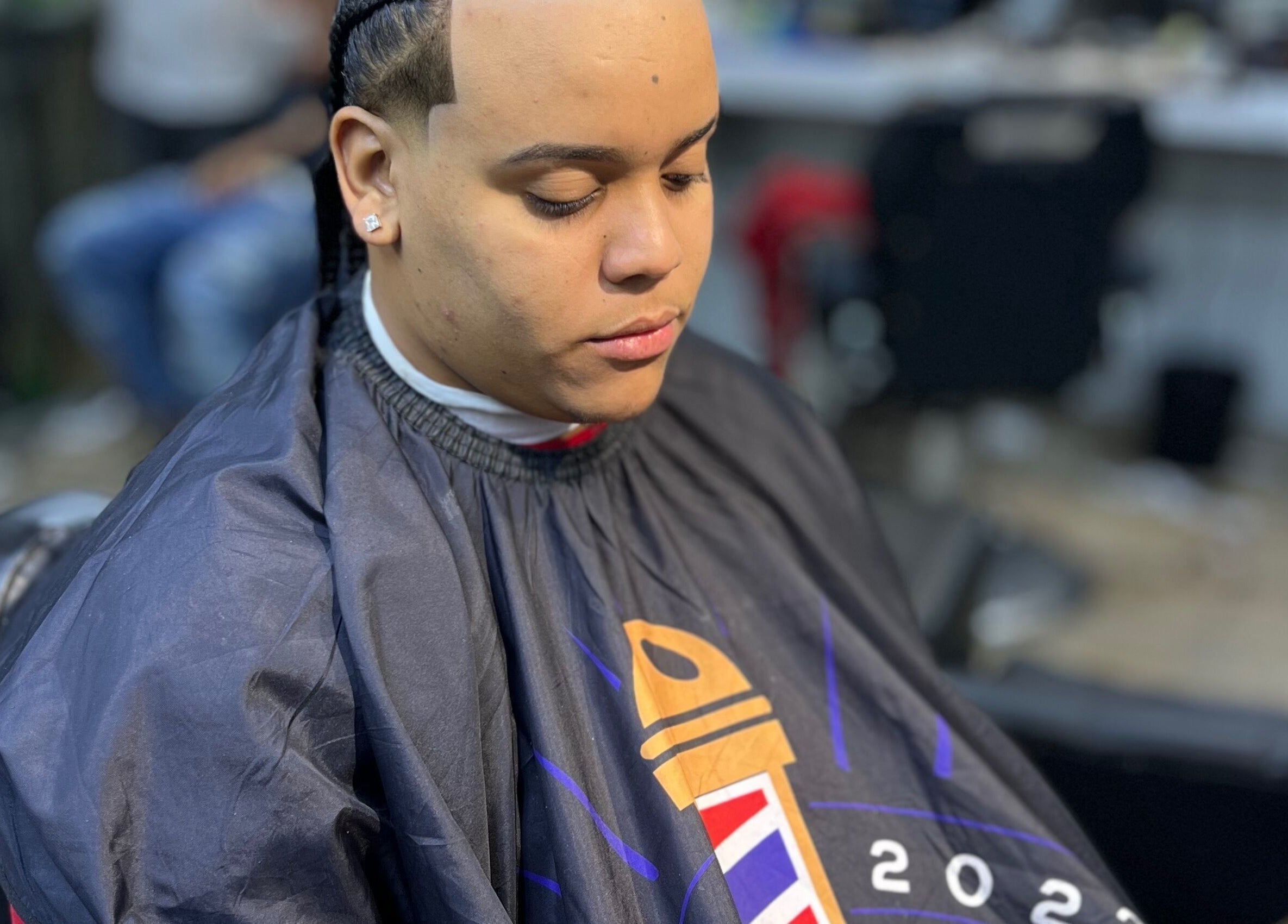 Cliente en Cirujano Barber’Shop con corte moderno en Santo Domingo, Distrito Nacional, DO.