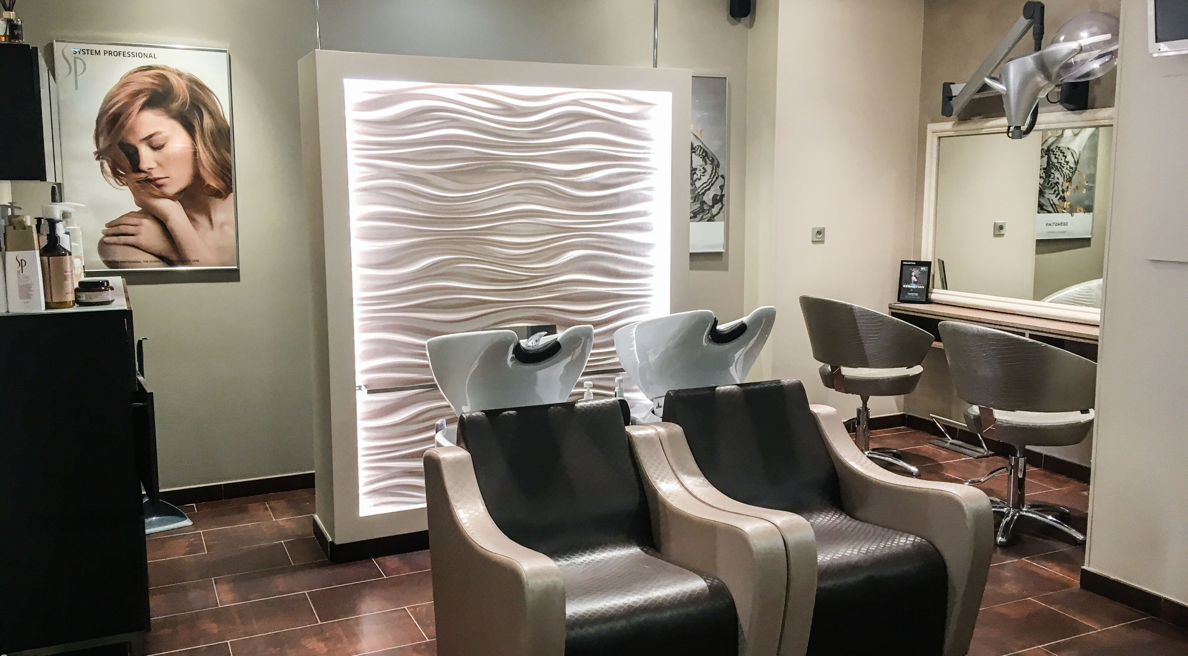 Intérieur élégant du salon Au Long Court à Saint-Médard-en-Jalles, Nouvelle-Aquitaine, FR avec chaises modernes.