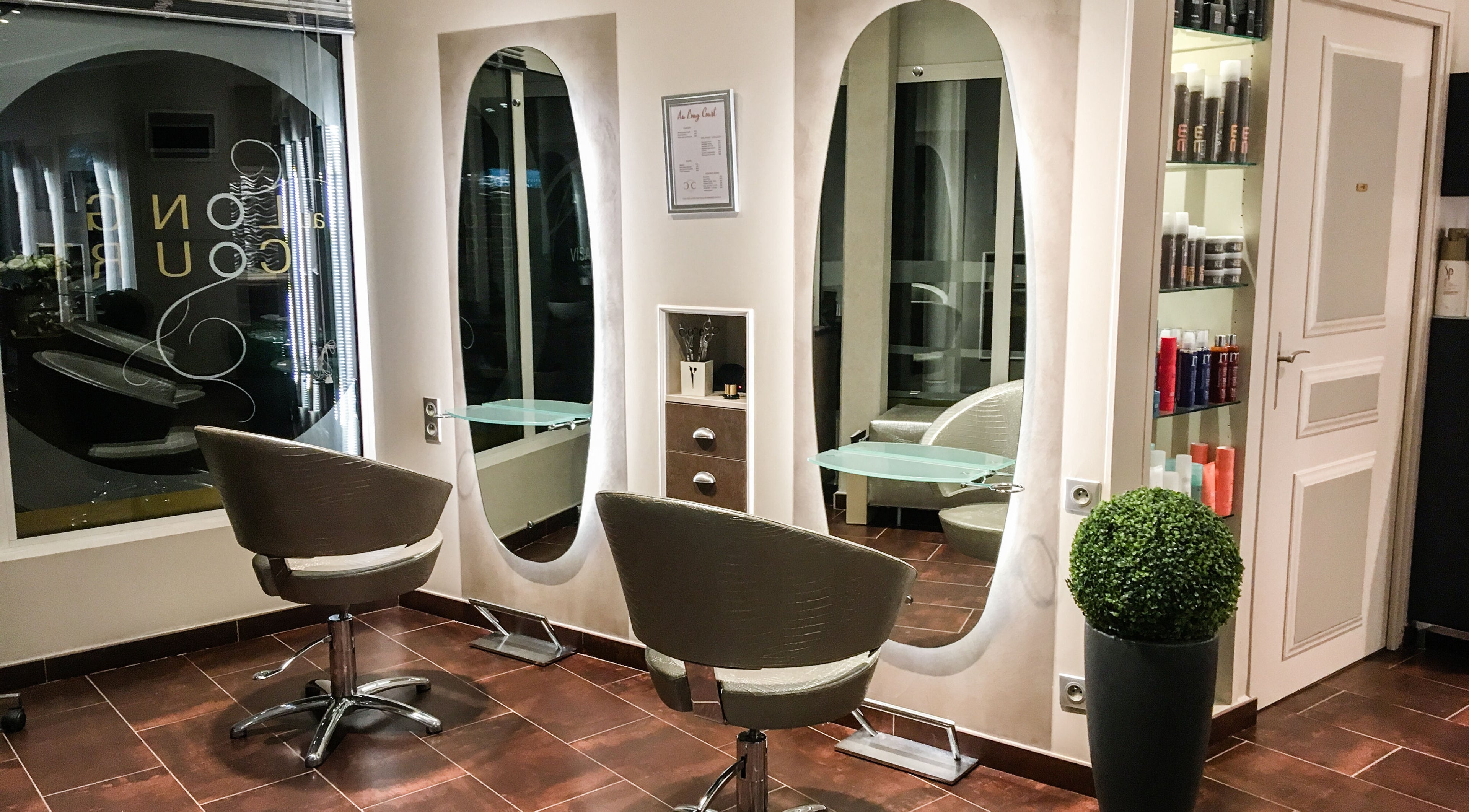 Intérieur élégant de Au Long Court à Saint-Médard-en-Jalles, Nouvelle-Aquitaine, FR avec miroirs et fauteuils.