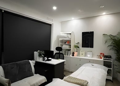 Relaxing massage room at MRL Massage & Myo Therapy, Melbourne, Victoria, AU with elegant furnishings.