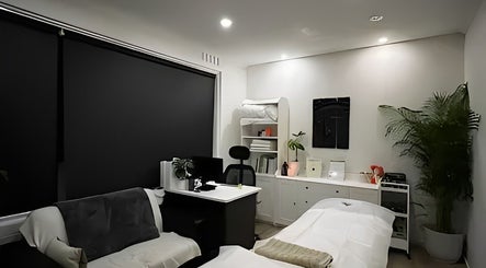 Relaxing massage room at MRL Massage & Myo Therapy, Melbourne, Victoria, AU with elegant furnishings.
