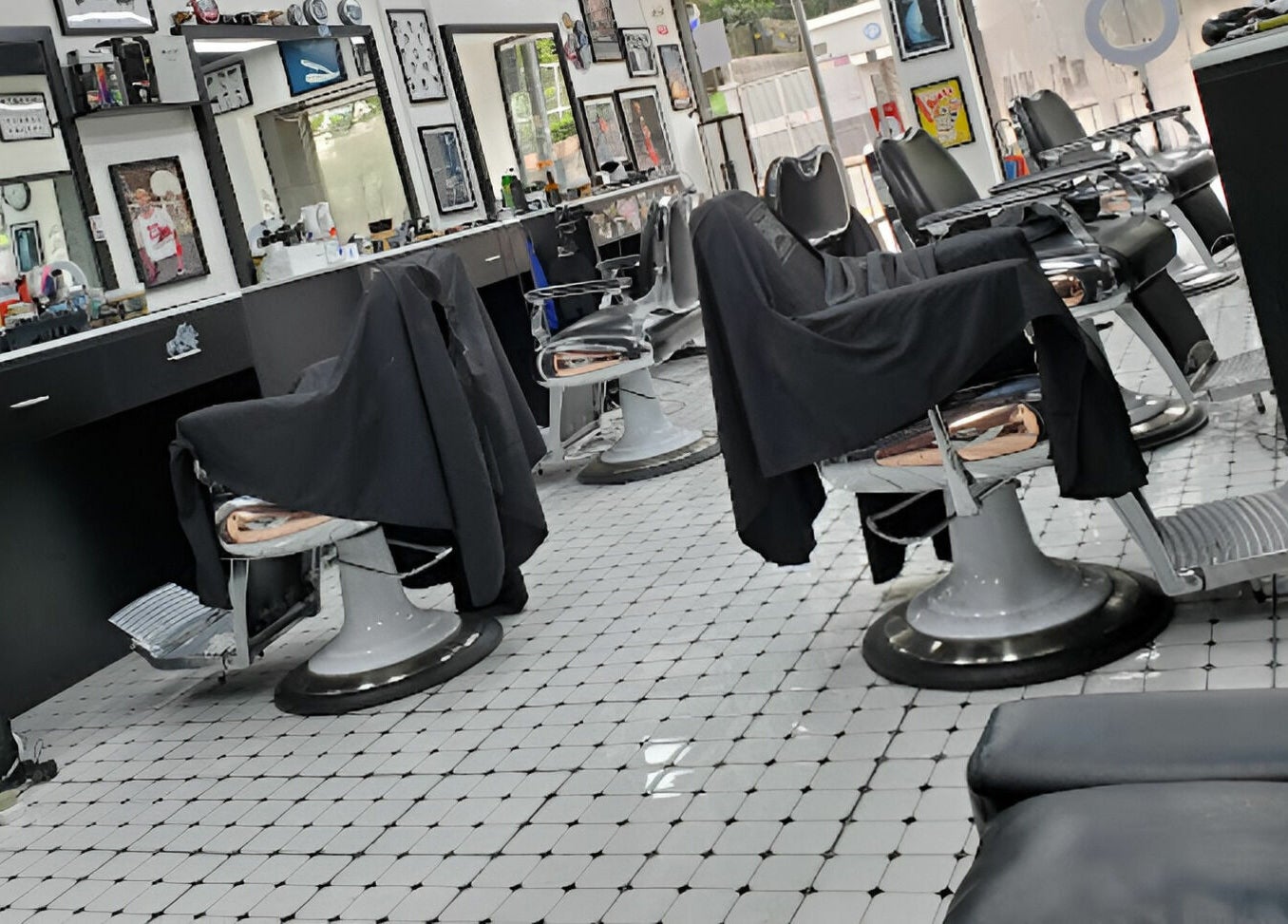 Modern interior of EAGLES BARBER SHOP in 九龍, 九龍, HK showcasing sleek barber chairs and stylish decor.
