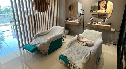 Sala de tratamientos en Studio Jackelin Escudero, Barranquilla, Atlántico, CO, con camas y un espejo decorativo.