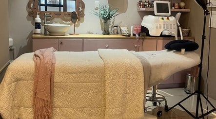 Sala de tratamiento en Studio Jackelin Escudero, Barranquilla, Atlántico, CO, con camilla y decoración acogedora.