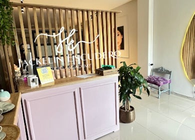 Entrada acogedora de Studio Jackelin Escudero en Barranquilla, Atlántico, CO, mostrando recepción.