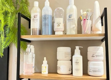 Productos de belleza en estante de Studio Jackelin Escudero, Barranquilla, Atlántico, CO.